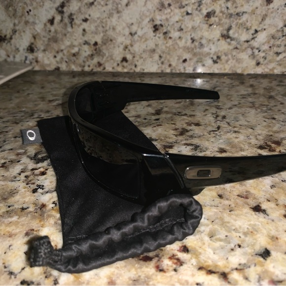 Oakley sunglasses for men - Picture 1 of 5